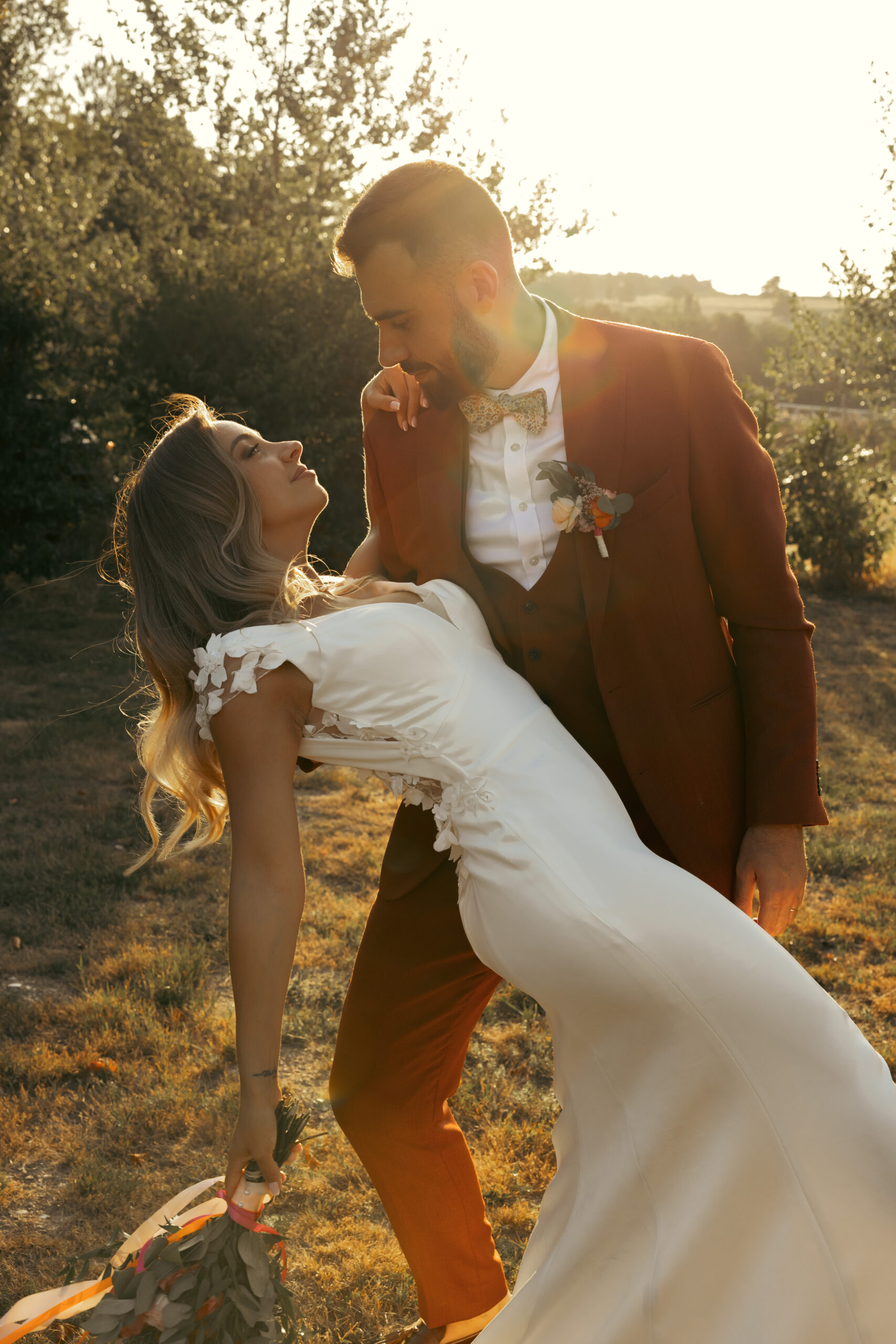 Mariage à la Grange de l'Ecuyer dans l'Allier, seance couple au coucher du soleil