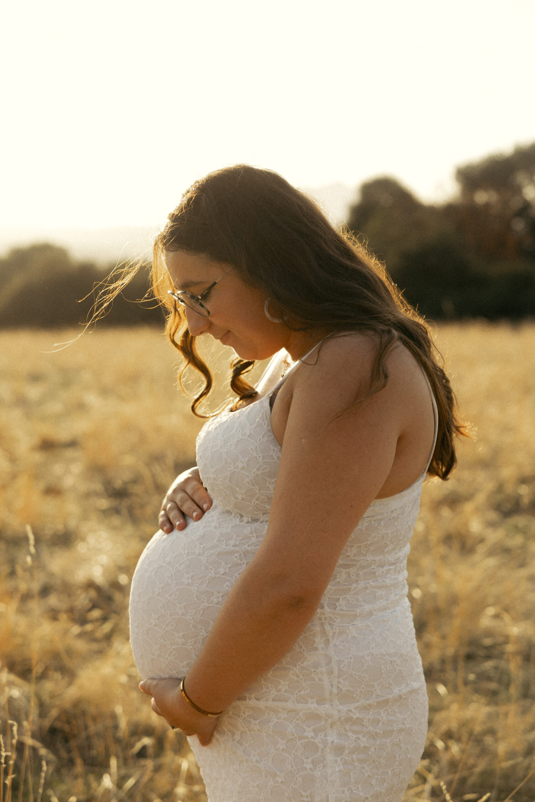 Séance photo grossesse, femme enceinte au Plateau de Gergovie