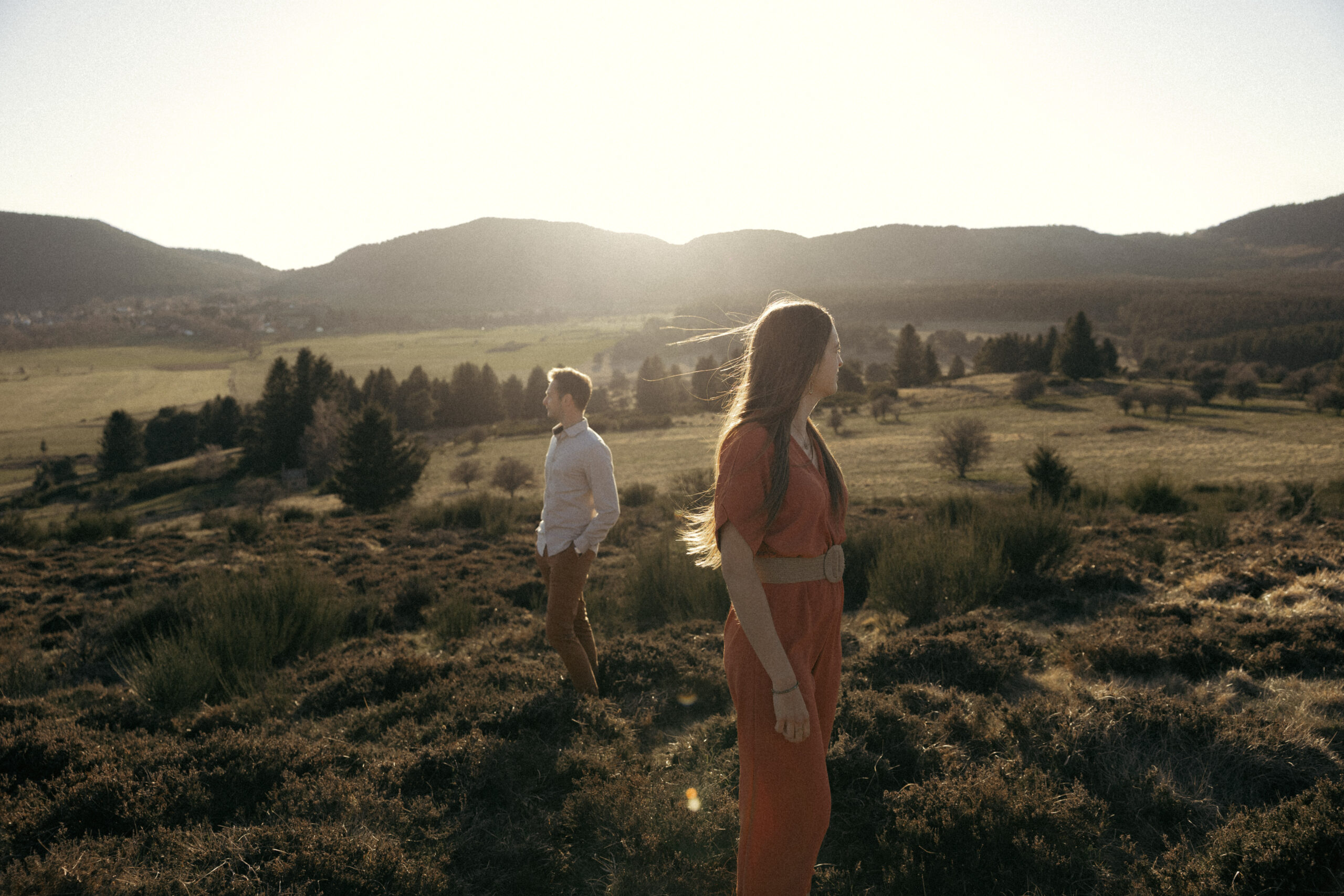 Seance photo de couple en nature en Auvergne au coeur des volcans